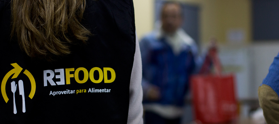 Refood volunteer wearing a jacket with the organization's moto: 'Save to Feed'. ©Refood